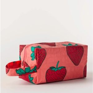 🍓 Baggu dopp kit in Strawberry 🍓